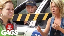 Девушка удивила прохожих освобождая сумочку - «Видео приколы»
