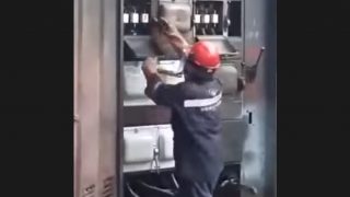 Электрик имел все шансы быть расплавленным но остался жив - «Видео приколы»