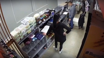 В магазине кот провалился в потолок во время драки с сородичем - «Видео приколы»
