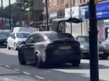 Водитель Tesla забыл закрыть заднюю дверь и поплатился за это - «Видео приколы»
