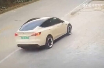 Автомобиль Tesla Model-Y внезапно потерял управление - «Видео приколы»