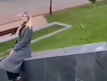 Девушка против фонарного столба - «Видео приколы»