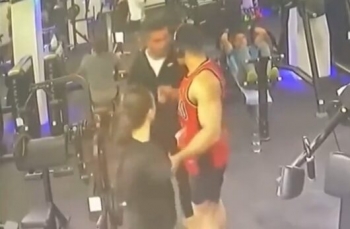 Два качка не поделили территорию в качалке - «Видео приколы»